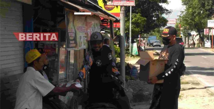GMBI Pati Bersama Laskar Wanita Kayen Berbagi pada Hari Berkah