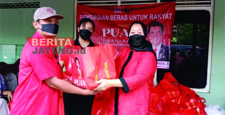 Kader PDI Perjuangan Gembong Terima Bantuan Logistik