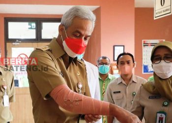 Langsung Bekerja Usai Dirawat, Ganjar Pranowo : tidak apa-apa kok cuma ditaleni