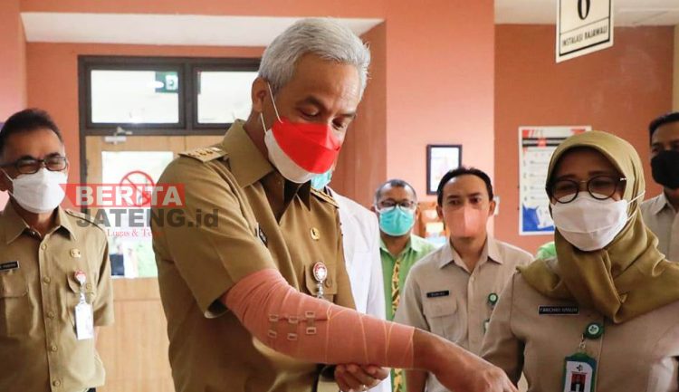 Langsung Bekerja Usai Dirawat, Ganjar Pranowo : tidak apa-apa kok cuma ditaleni