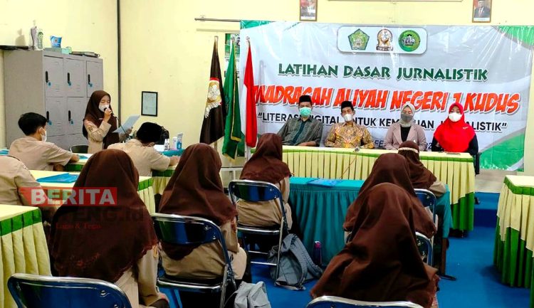 MAN 1 Kudus Kenalkan Siswa Dasar Jurnalistik 1 MAN 1 Kudus Kenalkan Siswa Dasar Jurnalistik