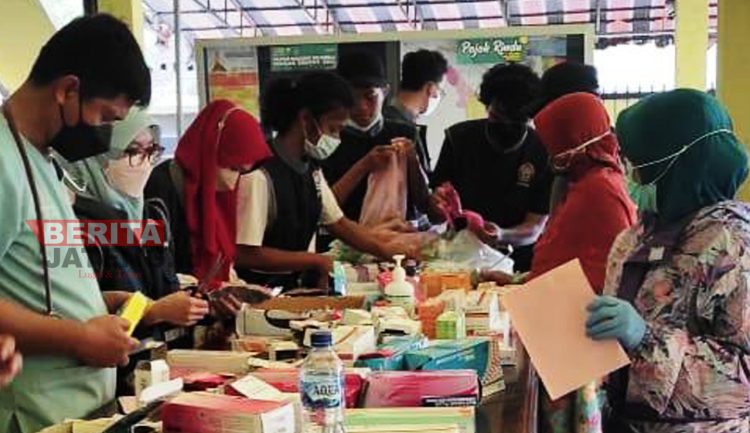 Undip Adakan Pemeriksaan  Kesehatan Gratis bagi Warga Terdampak Semeru