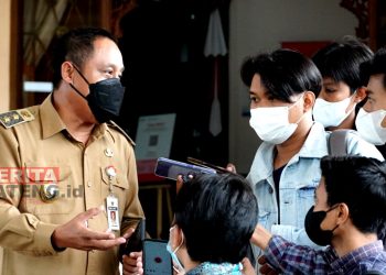 Komisaris AHHA PS Pati, Saiful Arifin menjelaskan kepada awak media di depan Gedung DPRD Pati seusai menghadiri Paripurna. (Istimewa)