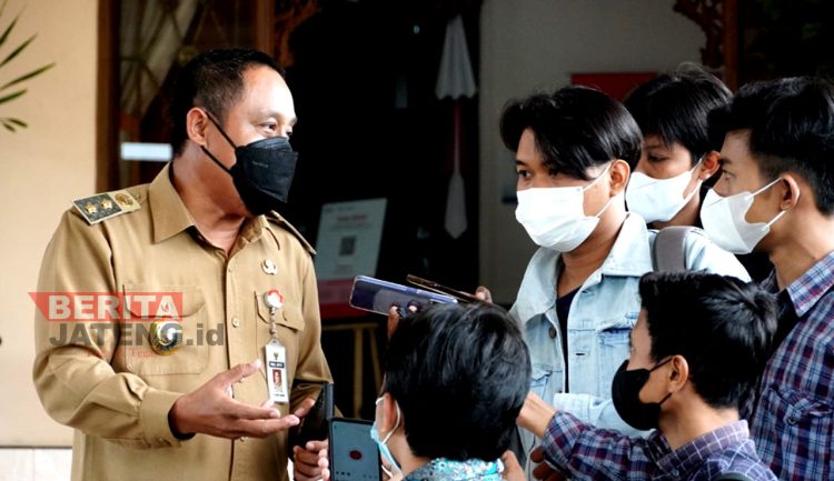 Komisaris AHHA PS Pati, Saiful Arifin menjelaskan kepada awak media di depan Gedung DPRD Pati seusai menghadiri Paripurna. (Istimewa)