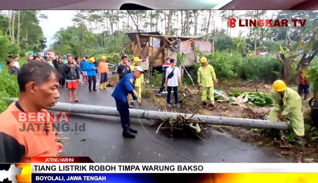 Tiang listrik roboh menimpa warung bakso di Boyolali (Tangkapan Layar Lingkar TV/Beritajateng.id)