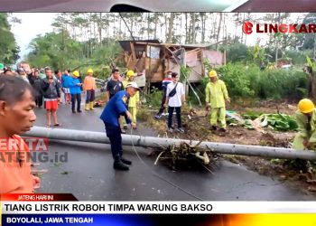 Tiang listrik roboh menimpa warung bakso di Boyolali (Tangkapan Layar Lingkar TV/Beritajateng.id)