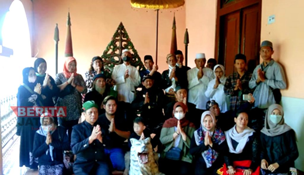 Anggota DPRD Pati, Suriyanto foto bersama saat menghadiri Haul Bupati Juwana, Kamis (17/3). (Istimewa)