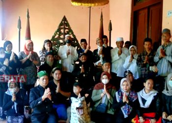 Anggota DPRD Pati, Suriyanto foto bersama saat menghadiri Haul Bupati Juwana, Kamis (17/3). (Istimewa)