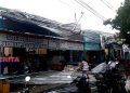 Angin Kencang Terjang Ruko dan Rumah Warga Jakenan Pati 17 Atap dan kanopi toko keramik hilang di perempatan Jakenan, Pati tersapu angin, Minggu (20/3). (ARF/Beritajateng.id)