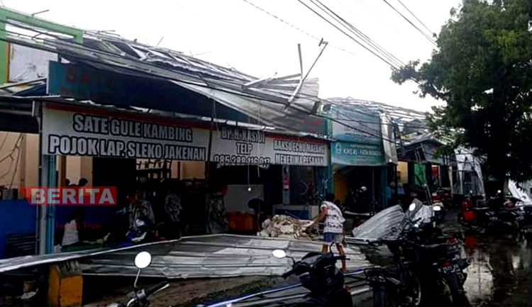 Atap dan kanopi toko keramik hilang di perempatan Jakenan, Pati tersapu angin, Minggu (20/3). (ARF/Beritajateng.id)