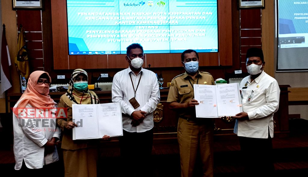 Asisten I Sekda dan Kepala Kemenag Jepara menunjukkan hasil MOU. (MUS/Koran Lingkar)