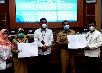 Asisten I Sekda dan Kepala Kemenag Jepara menunjukkan hasil MOU. (MUS/Koran Lingkar)