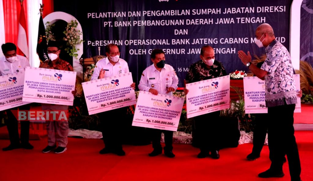 Bantuan secara simbolis diserahkan Ganjar Pranowo kepada enam daerah se-Kedu masing-masing mendapat Rp 1 miliar. (Dok. Pemprov Jateng/Koran Lingkar)