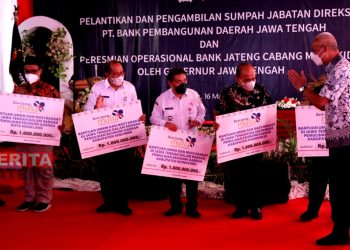 Genjot UMKM, Ganjar Pranowo Gelontorkan Rp 1 Miliar Setiap Kabupaten 7 Bantuan secara simbolis diserahkan Ganjar Pranowo kepada enam daerah se-Kedu masing-masing mendapat Rp 1 miliar. (Dok. Pemprov Jateng/Koran Lingkar)