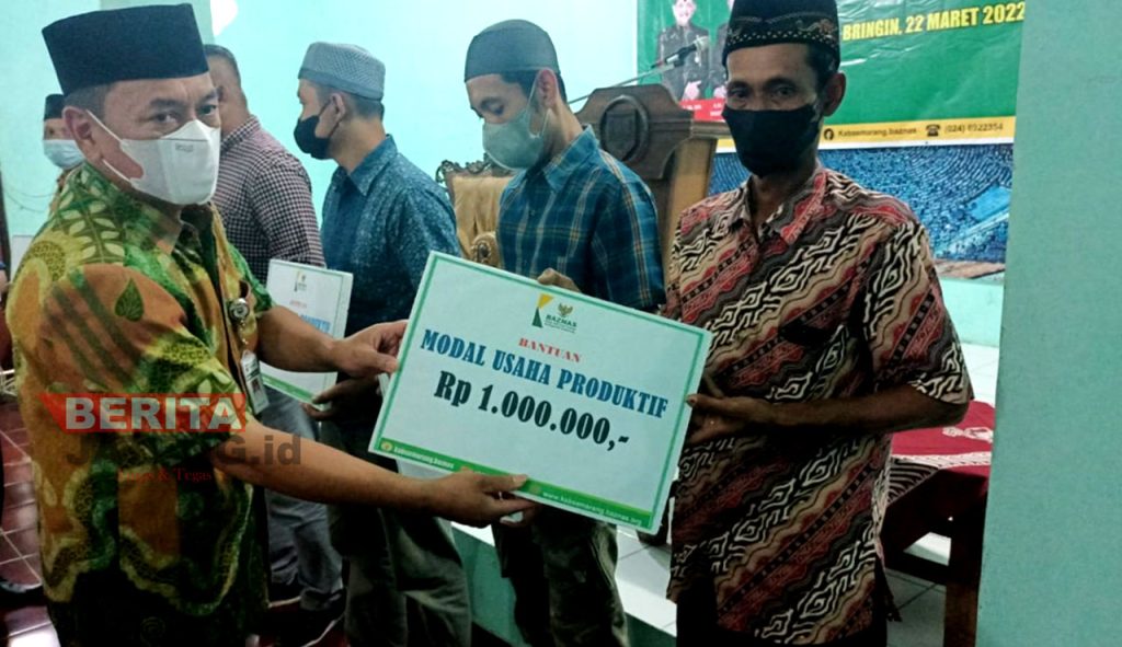 Penyerahan bantuan pengembangan usaha produktif warga oleh Wakil Bupati Semarang, H. M. Basari. (Dok. Humas Kabupaten Semarang)