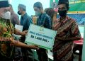 Penyerahan bantuan pengembangan usaha produktif warga oleh Wakil Bupati Semarang, H. M. Basari. (Dok. Humas Kabupaten Semarang)