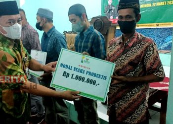 Penyerahan bantuan pengembangan usaha produktif warga oleh Wakil Bupati Semarang, H. M. Basari. (Dok. Humas Kabupaten Semarang)