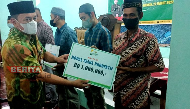 Penyerahan bantuan pengembangan usaha produktif warga oleh Wakil Bupati Semarang, H. M. Basari. (Dok. Humas Kabupaten Semarang)