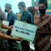 Baznas Semarang Gelontorkan Bantuan untuk Pelaku Usaha 8 Penyerahan bantuan pengembangan usaha produktif warga oleh Wakil Bupati Semarang, H. M. Basari. (Dok. Humas Kabupaten Semarang)