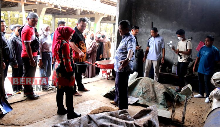Bupati Blora H. Arief Rohman, S.IP., M.Si. saat meninjau pelatihan ternak milenial di Bengkel Sapi Kalijeruk, Yogyakarta, Selasa (22/3). (Dok. Prokompim Blora)