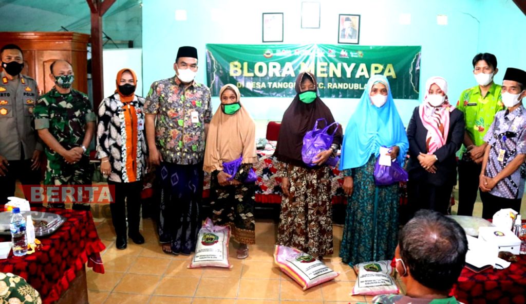Bupati Blora, Arief Rohman menyerahkan bantuan paket sembako pada warga Desa Tanggel, Kecamatan Randublatung, Jumat (18/3). (Istimewa)