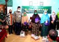 Bupati Blora Menyapa Warga Desa Tanggel, Masalah Jalan Banyak Dikeluhkan 16 Bupati Blora, Arief Rohman menyerahkan bantuan paket sembako pada warga Desa Tanggel, Kecamatan Randublatung, Jumat (18/3). (Istimewa)