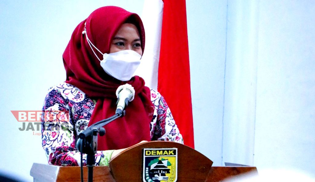 Bupati Demak, Eisti’anah dalam acara Seminar Kesehatan dan Launching Sekolah Ibu Salimah Terpadu (Sister) di Ballroom Lt. 1 Gedung C. (Dok. Kominfo Demak)