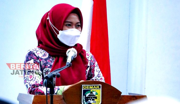 Bupati Demak, Eisti’anah dalam acara Seminar Kesehatan dan Launching Sekolah Ibu Salimah Terpadu (Sister) di Ballroom Lt. 1 Gedung C. (Dok. Kominfo Demak)