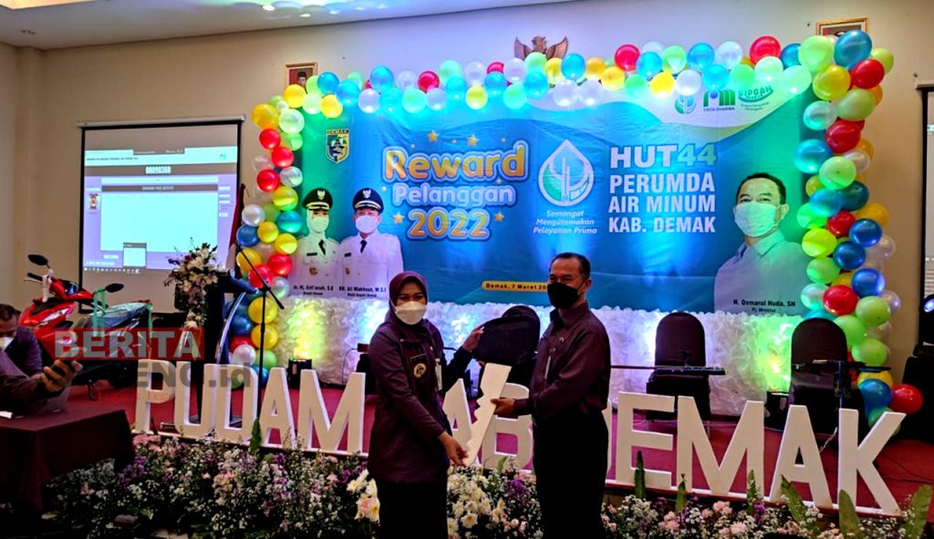 Bupati Demak, Eisti’anah menyerahkan hadiah motor dalam Gebyar Hadiah Reward Pelanggan PUDAM. (Dok. Kominfo Demak)