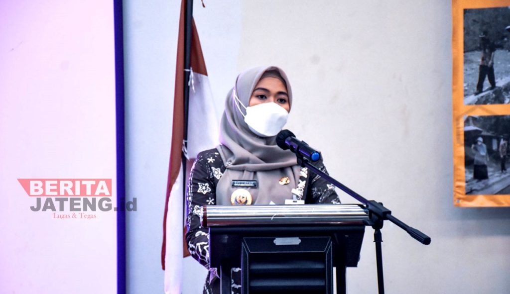 Bupati Demak, Eisti’anah saat sambutan Sosialisasi Bantuan Keuangan Khusus (BKK). (Dok. Kominfo Demak)