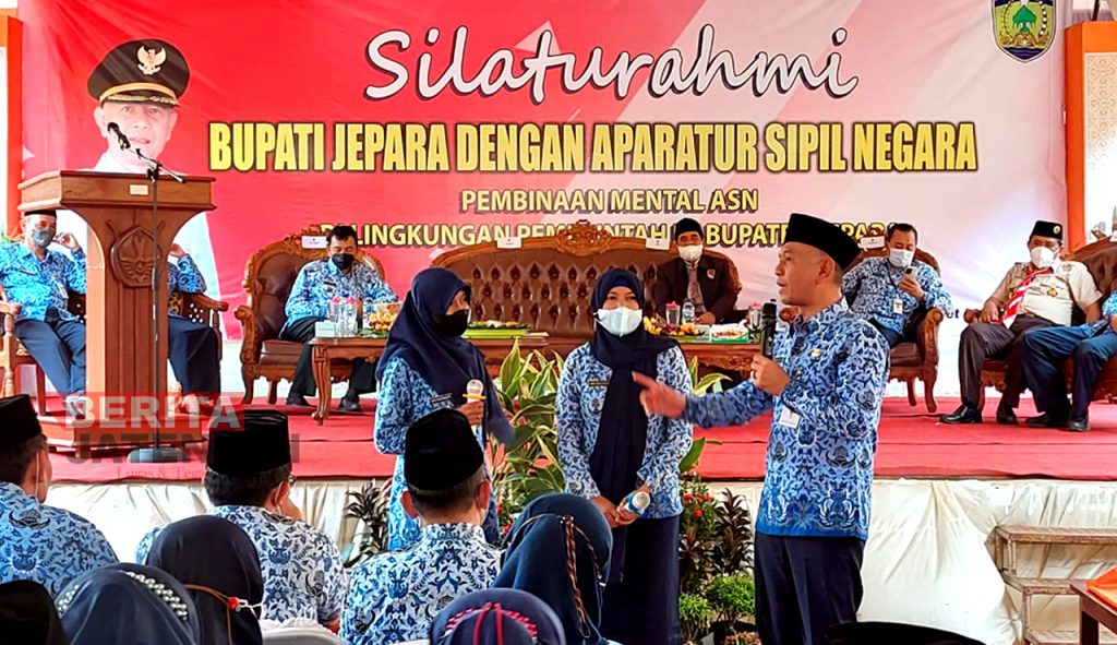 Bupati Jepara berdialog dengan para ASN dalam acara Bina Mental ASN se-Kecamatan Welahan di halaman SMPN 2 Welahan, Kamis (17/3). (MUS/Koran Lingkar)