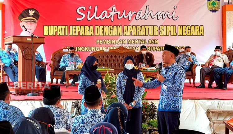 Bupati Jepara berdialog dengan para ASN dalam acara Bina Mental ASN se-Kecamatan Welahan di halaman SMPN 2 Welahan, Kamis (17/3). (MUS/Koran Lingkar)