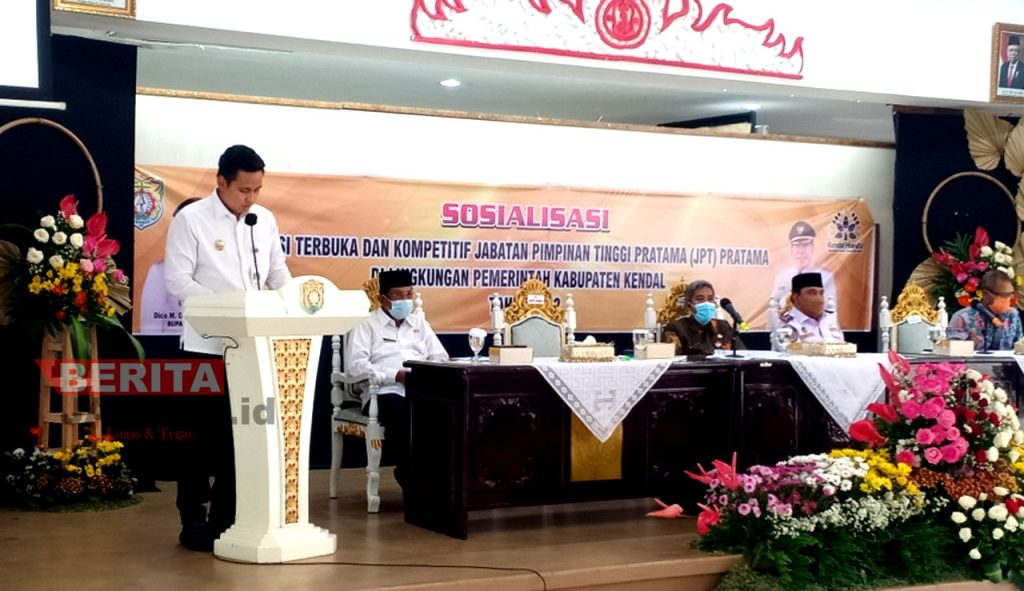Bupati Kendal, Dico Ganinduto memberikan sambutan pada pembukaan sosialisasi seleksi Jabatan Pimpinan Tertinggi (JPT) Pratama. (UNG/Koran Lingkar)