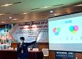 DKK Kudus Gandeng Lingkar Media Group Gelar Pelatihan Desain Grafis 16 IT Lingkar Media Group, Anas Makruf saat mengisi materi pelatihan desain grafis di Hotel Griptha, Rabu (23/3). (AEM/Koran Lingkar)