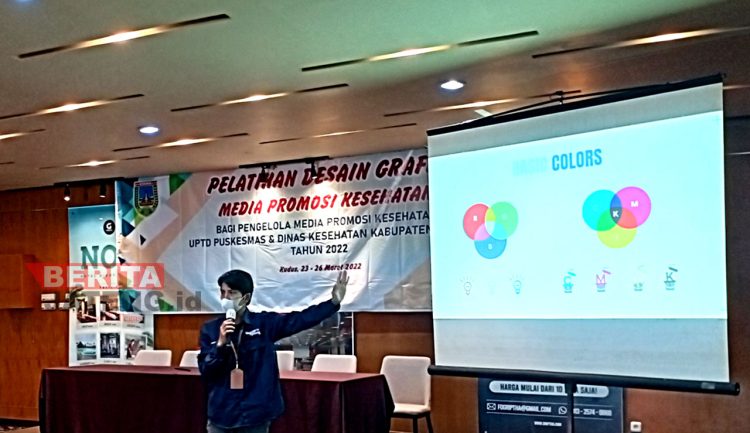 DKK Kudus Gandeng Lingkar Media Group Gelar Pelatihan Desain Grafis 1 IT Lingkar Media Group, Anas Makruf saat mengisi materi pelatihan desain grafis di Hotel Griptha, Rabu (23/3). (AEM/Koran Lingkar)