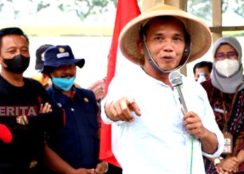 Ketua Komisi B DPRD Provinsi Jateng Sumanto saat berada di hadapan Gapoktan Guyub Rukun di pelataran Desa Bero Kecamatan Trucuk Kabupaten Klaten pada 23 Desember 2021. (Dok. DPRD Jateng)