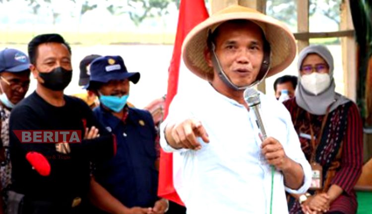 Ketua Komisi B DPRD Provinsi Jateng Sumanto saat berada di hadapan Gapoktan Guyub Rukun di pelataran Desa Bero Kecamatan Trucuk Kabupaten Klaten pada 23 Desember 2021. (Dok. DPRD Jateng)