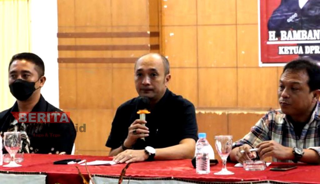 Bambang Kusriyanto bersama Bondan Marutohening & Moh. Edy Sukarno serta dimoderatori praktisi media massa Nurkholis dalam ‘Dialog Sosialisasi Non-Perda’ dengan tema ‘Pemberdayaan Ekonomi Masyarakat Desa’ di Aula Banaran Bawen Kabupaten Semarang, Minggu (27/3). (Dok. DPRD Jateng)