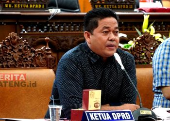 Ketua DPRD Pati Ali Badrudin saat rapat audiensi bersama warga Trangkil, perwakilan Pabrik Sepatu, dan perwakilan dari Dinas Pekerjaan Umum dan Penataan Ruang (DPUTR) Pati di ruang Sidang DPRD Pati pada Selasa (22/3). (Istimewa)