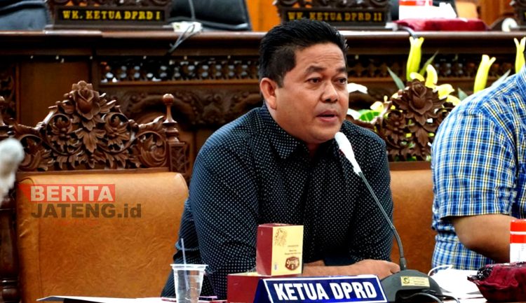 Ketua DPRD Pati Ali Badrudin saat rapat audiensi bersama warga Trangkil, perwakilan Pabrik Sepatu, dan perwakilan dari Dinas Pekerjaan Umum dan Penataan Ruang (DPUTR) Pati di ruang Sidang DPRD Pati pada Selasa (22/3). (Istimewa)