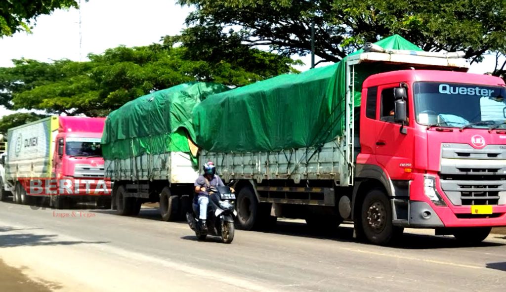 Sejumlah kendaraan besar terjebak macet di Jalan Pantura Pati–Rembang. (AZI/Koran Lingkar)