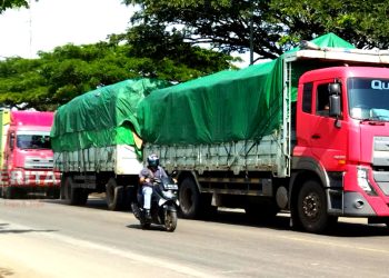 Sejumlah kendaraan besar terjebak macet di Jalan Pantura Pati–Rembang. (AZI/Koran Lingkar)