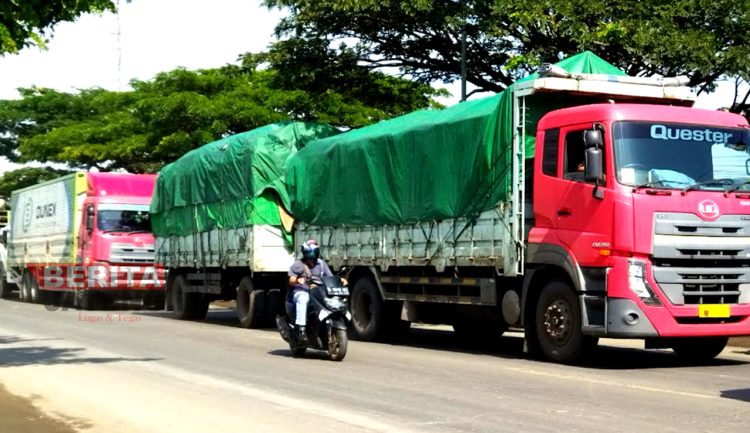 Sejumlah kendaraan besar terjebak macet di Jalan Pantura Pati–Rembang. (AZI/Koran Lingkar)
