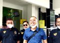 Diduga Salah Gunakan Anggaran Dana Desa, Mantan Kades Banjarsari Pati Dilaporkan Warga 19 Ketut Norman Sasono, Ketua Laskar Penjawi Nusantara menjelaskan ke awak media usai menyerahkan laporan ke Kejari Pati, Selasa (29/3). (AZI/Koran Lingkar)