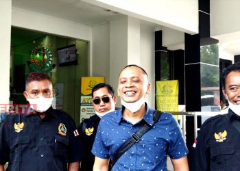 Ketut Norman Sasono, Ketua Laskar Penjawi Nusantara menjelaskan ke awak media usai menyerahkan laporan ke Kejari Pati, Selasa (29/3). (AZI/Koran Lingkar)
