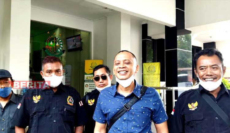 Ketut Norman Sasono, Ketua Laskar Penjawi Nusantara menjelaskan ke awak media usai menyerahkan laporan ke Kejari Pati, Selasa (29/3). (AZI/Koran Lingkar)