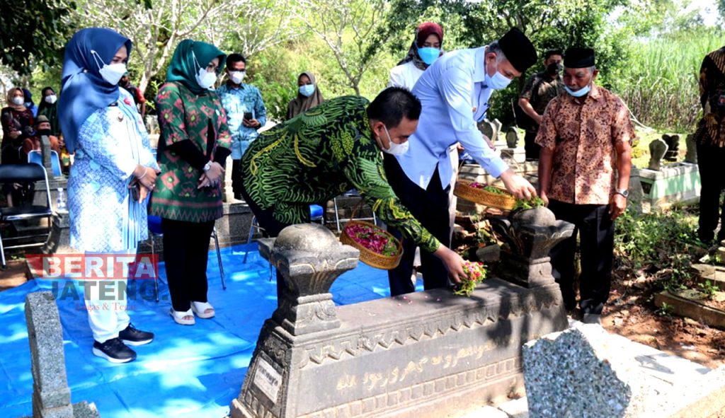 Gubernur Aceh, Nova Iriansyah bersama Bupati Blora, Arief Rohman ziarah di Makam Pocut Meurah Intan di Blora. (Dok. Prokompim Blora)