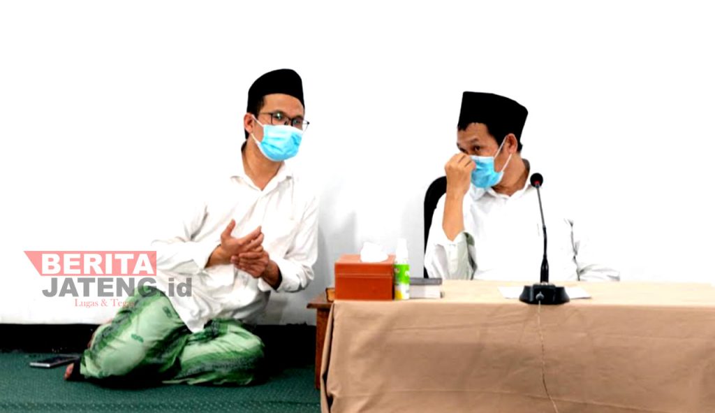 Gus Umam (kiri) bersama kakak kandungnya Gus Baha (kanan). (RTW/Koran Lingkar)