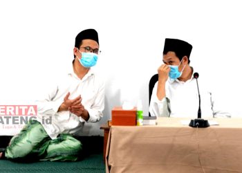 Gus Umam (kiri) bersama kakak kandungnya Gus Baha (kanan). (RTW/Koran Lingkar)