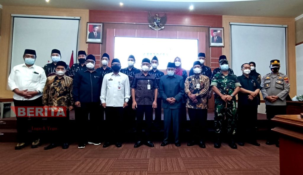 Jajaran pengurus Perwakilan BWI Jepara masa jabatan 2021-2024 bersama jajaran Pemkab dan Forkopimda Jepara. (MUS/Koran Lingkar)